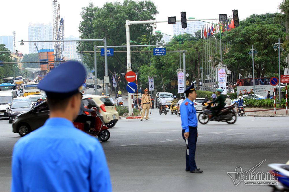 Ngày rối loạn phố Kim Mã: Xế hộp ngỡ ngàng, xe máy chen nhau hít khói-10