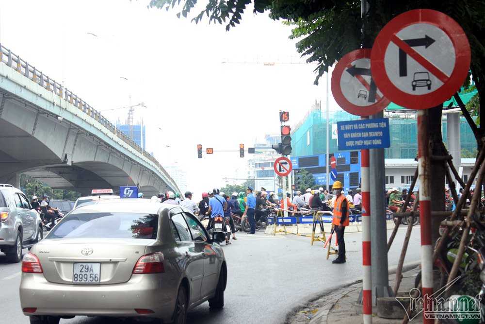 Ngày rối loạn phố Kim Mã: Xế hộp ngỡ ngàng, xe máy chen nhau hít khói-13