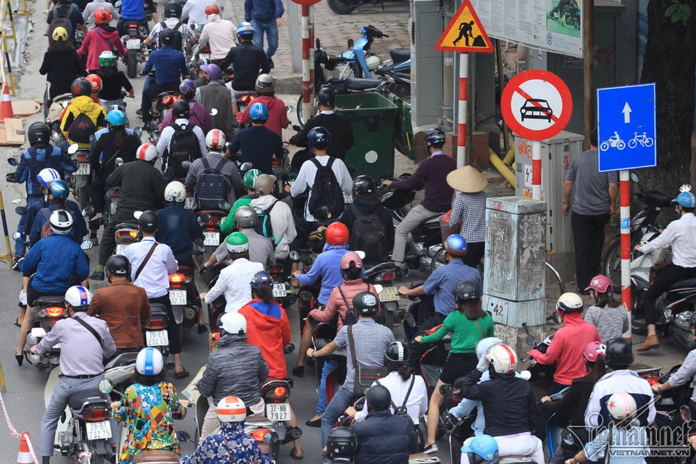 Ngày rối loạn phố Kim Mã: Xế hộp ngỡ ngàng, xe máy chen nhau hít khói-6