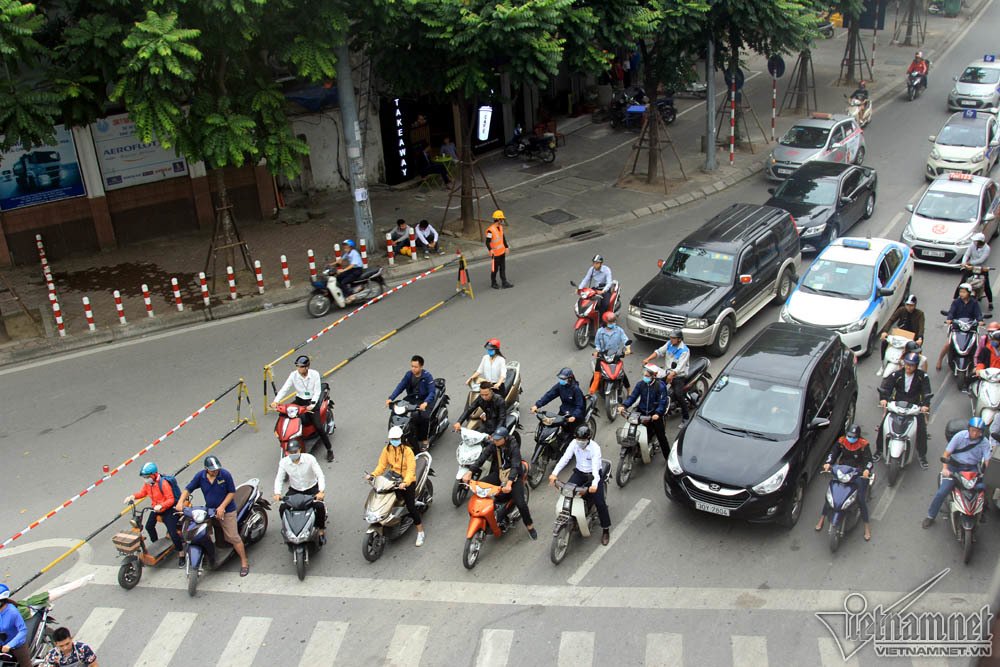 Ngày rối loạn phố Kim Mã: Xế hộp ngỡ ngàng, xe máy chen nhau hít khói-7