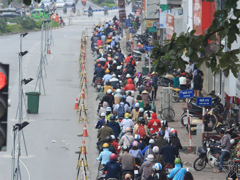 Đâm phải rào chắn thi công đường sắt trên cao, nam thanh niên bị thương nặng-3