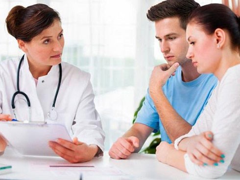 Bác sỹ sản phụ khoa sốc khi thấy đôi trẻ dẫn nhau đến để... vá trinh