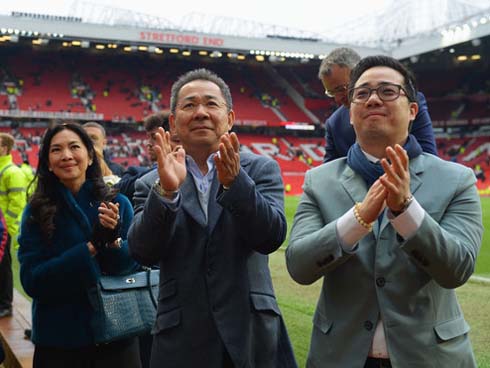 Xúc động cầu thủ vừa chấn thương nặng, chống nạng trở về vĩnh biệt Chủ tịch Leicester-3