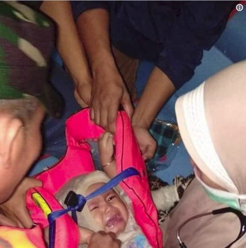 Thực hư về bức ảnh em bé sống sót trên chuyến bay tử thần Lion Air JT 610 được chia sẻ chóng mặt trên mạng-1
