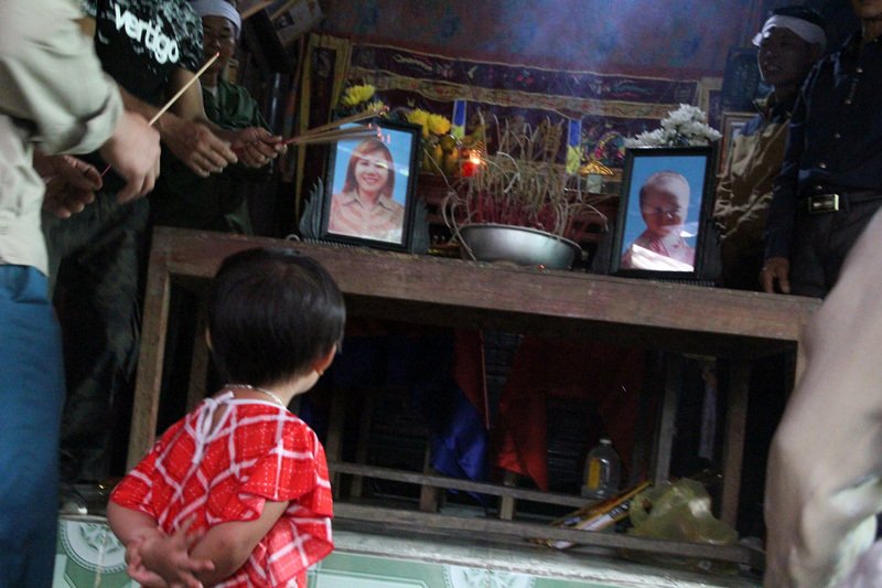 Nghẹn lòng lý do mẹ và con trai 18 tháng chết treo cổ-1