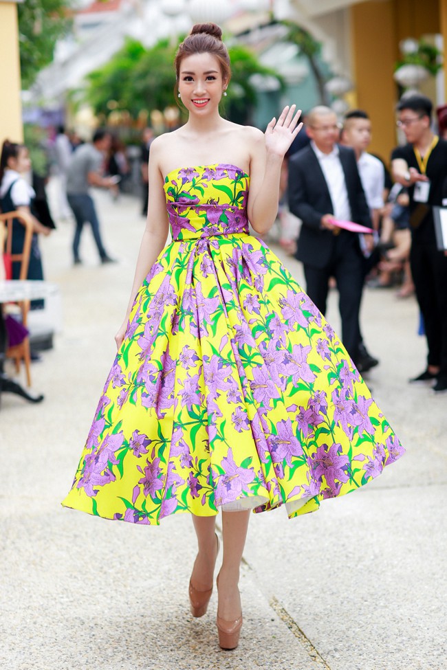 Bình thường lên đồ cũng xinh, mỗi tội cứ đến Fashion Week là Hoa Hậu Mỹ Linh lại mặc linh tinh vì ham... giật giũ-8
