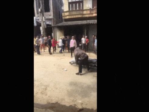 Đi chơi vô tình gặp chồng đang ôm bồ, vợ làm ‘náo loạn’ phố Tạ Hiện-1