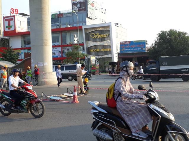 Đâm phải rào chắn thi công đường sắt trên cao, nam thanh niên bị thương nặng-2