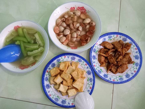 Chán cơm nấu bún, vợ trẻ nhận vô số lời khen với bữa ăn hoàn hảo cho tới khi bị hỏi về cốc nước lạ-3