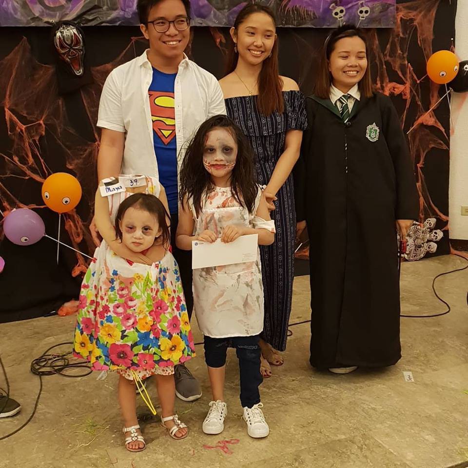 Cân hết mọi loại ma quỷ, cô bé Philippines nổi tiếng toàn cầu với màn ôm đầu đi xin kẹo Halloween-4