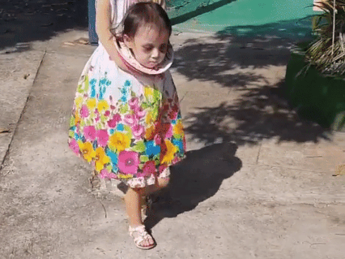 'Cân' hết mọi loại ma quỷ, cô bé Philippines nổi tiếng toàn cầu với màn ôm đầu đi xin kẹo Halloween