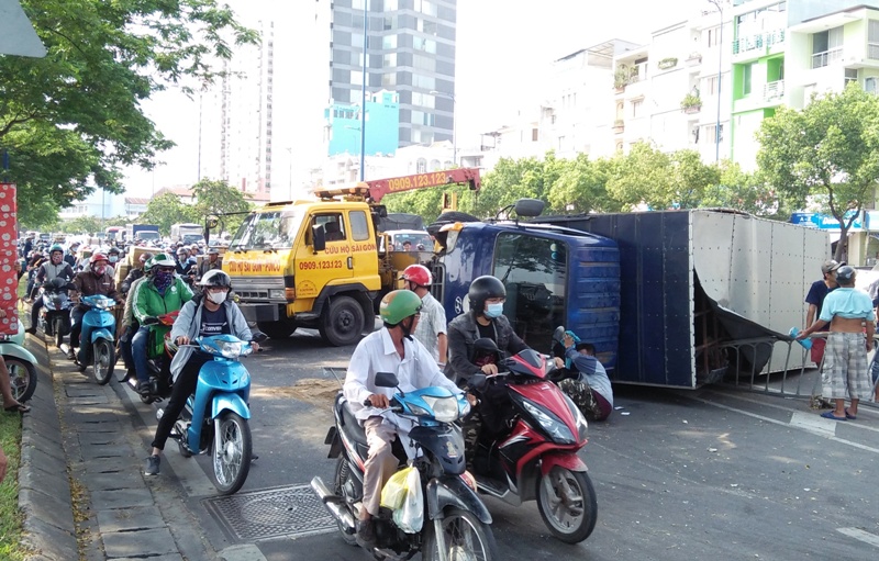 Nhiều người vứt xe, chạy thục mạng khi ô tô tải đại náo phố Sài Gòn-2