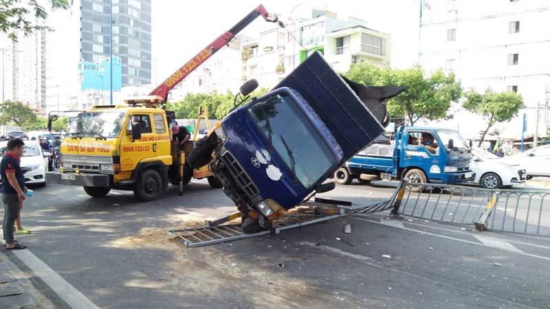 Nhiều người vứt xe, chạy thục mạng khi ô tô tải đại náo phố Sài Gòn-3