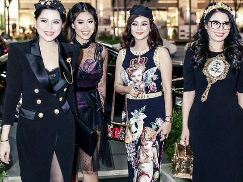 Ngỡ ngàng trước nhan sắc giống nhau như giọt nước của 3 chị em nhà diễn viên Thủy Tiên