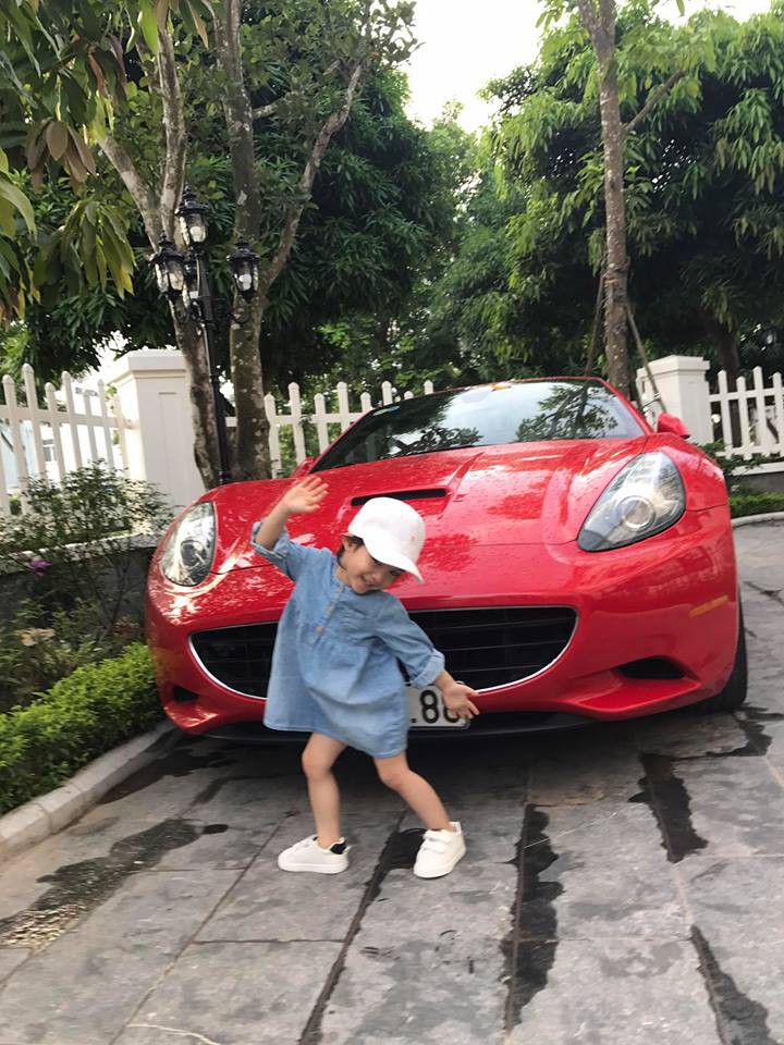 Vợ đại gia kim cương khoe clip mèo cưng ngộ nghĩnh, vô tình để lộ biệt thự đẹp như trong mơ-10