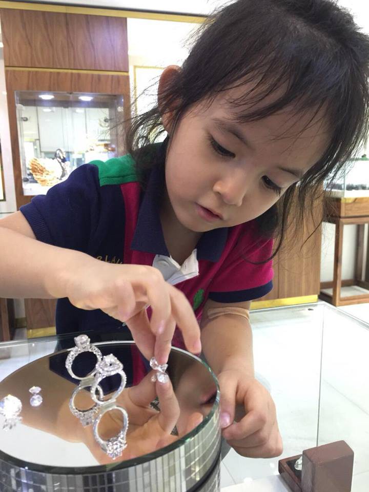 Vợ đại gia kim cương khoe clip mèo cưng ngộ nghĩnh, vô tình để lộ biệt thự đẹp như trong mơ-21