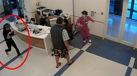 Mẹ trẻ ẵm xác con gái 2 tháng tuổi trốn khỏi bệnh viện, biết lai lịch người mẹ và nguyên nhân cái chết của bé ai cũng phẫn nộ-2