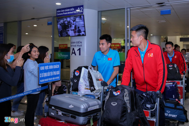 Tuyển Việt Nam mắc kẹt ở sân bay hơn một tiếng vì sự cố-1