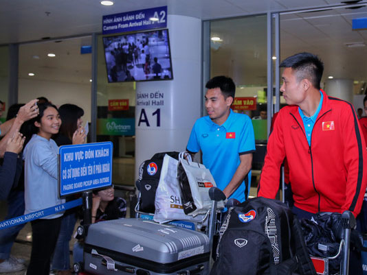 Công Phượng cười tươi trong ngày trở về sau chuyến tập huấn-11