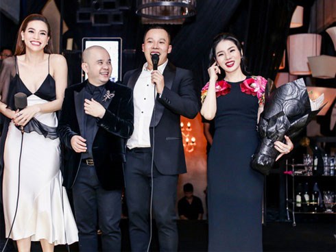 Hồ Ngọc Hà hiếm hoi xuất hiện cạnh Lệ Quyên trong cùng một khung hình, cả hai cười rất vui vẻ