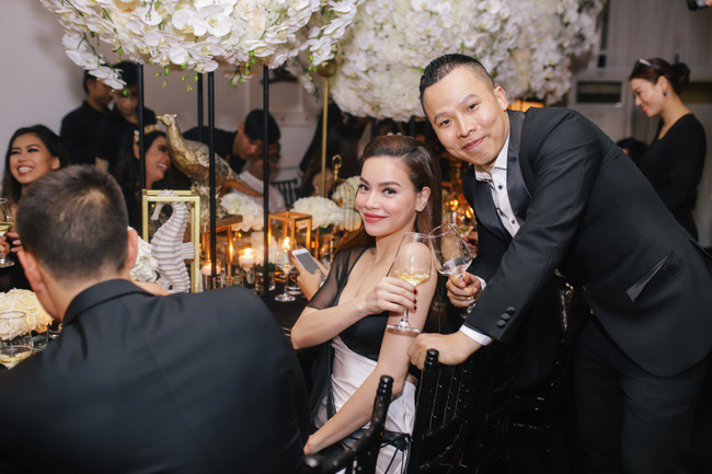 Hồ Ngọc Hà hiếm hoi xuất hiện cạnh Lệ Quyên trong cùng một khung hình, cả hai cười rất vui vẻ-4