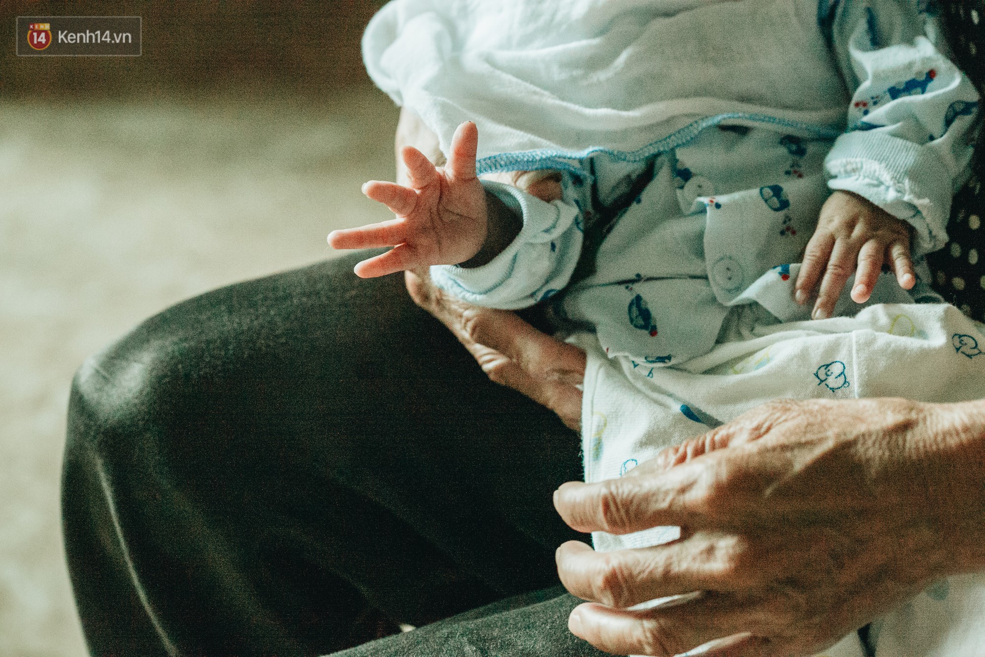 Cuộc sống của 2 đứa trẻ sau vụ cháy lớn ở Đê La Thành: Con chỉ biết pha sữa chứ không dám bế em, sợ em ngã-5