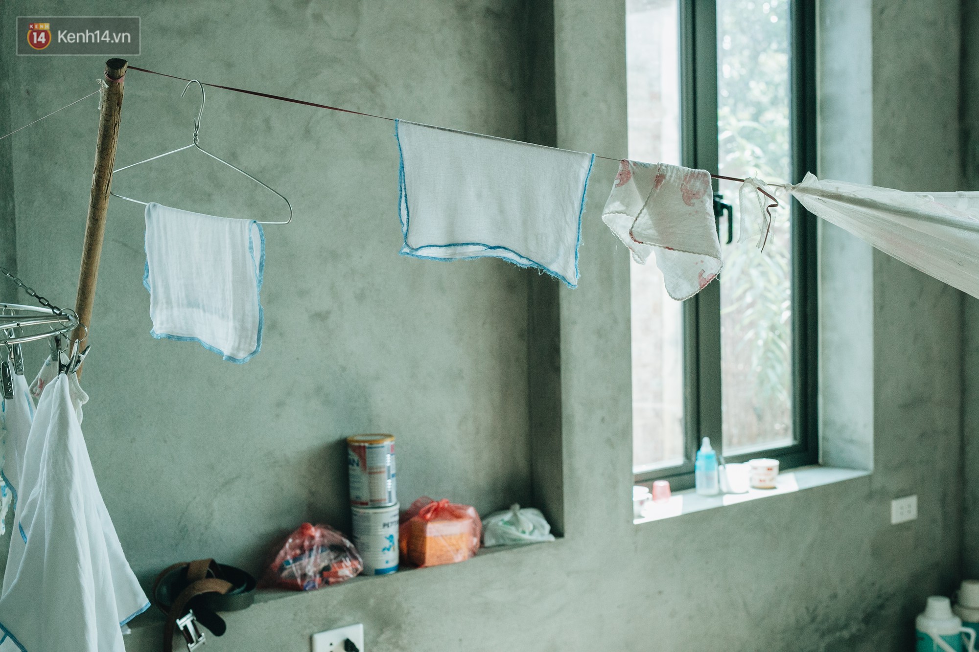 Cuộc sống của 2 đứa trẻ sau vụ cháy lớn ở Đê La Thành: Con chỉ biết pha sữa chứ không dám bế em, sợ em ngã-6