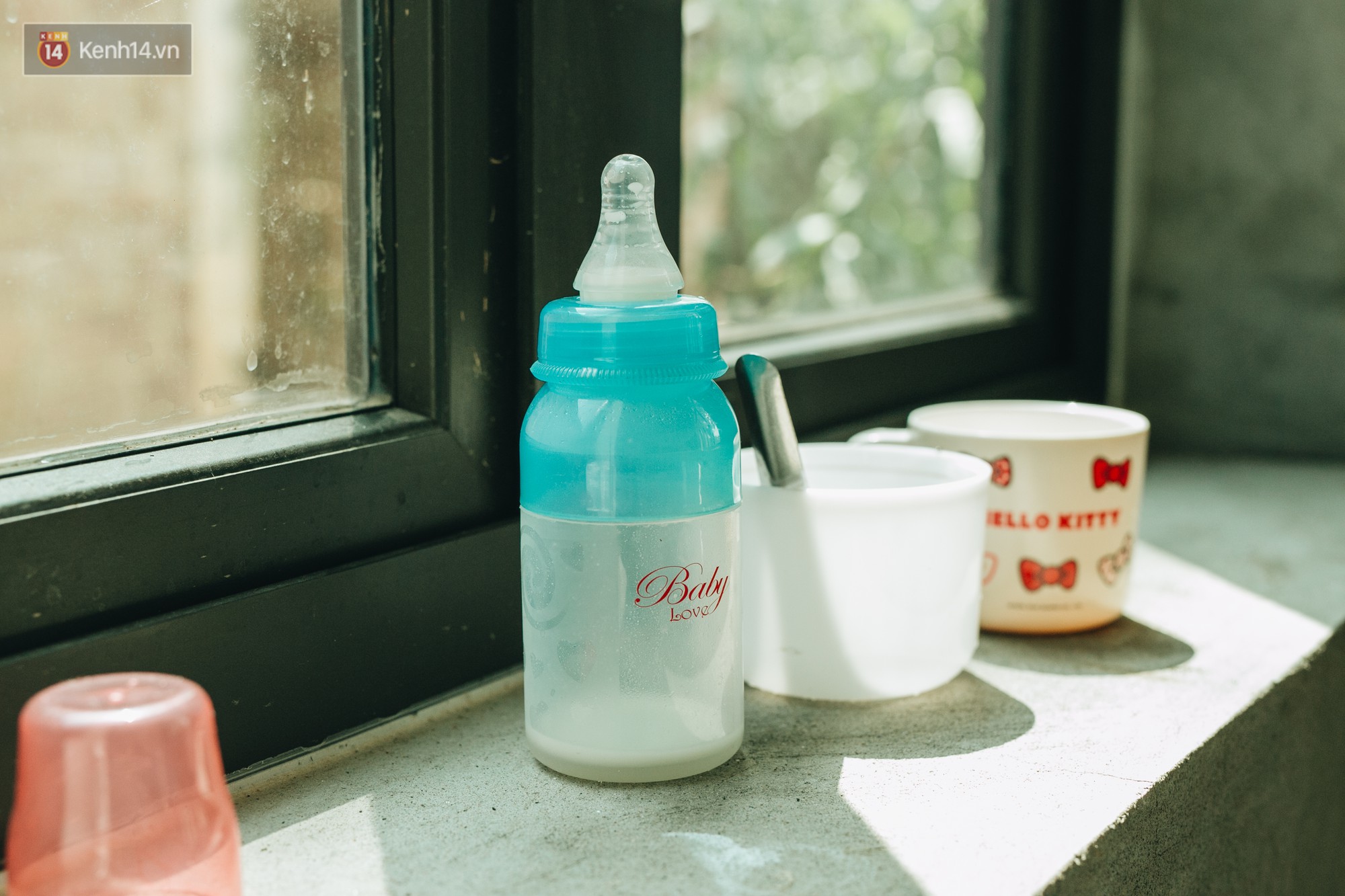 Cuộc sống của 2 đứa trẻ sau vụ cháy lớn ở Đê La Thành: Con chỉ biết pha sữa chứ không dám bế em, sợ em ngã-7