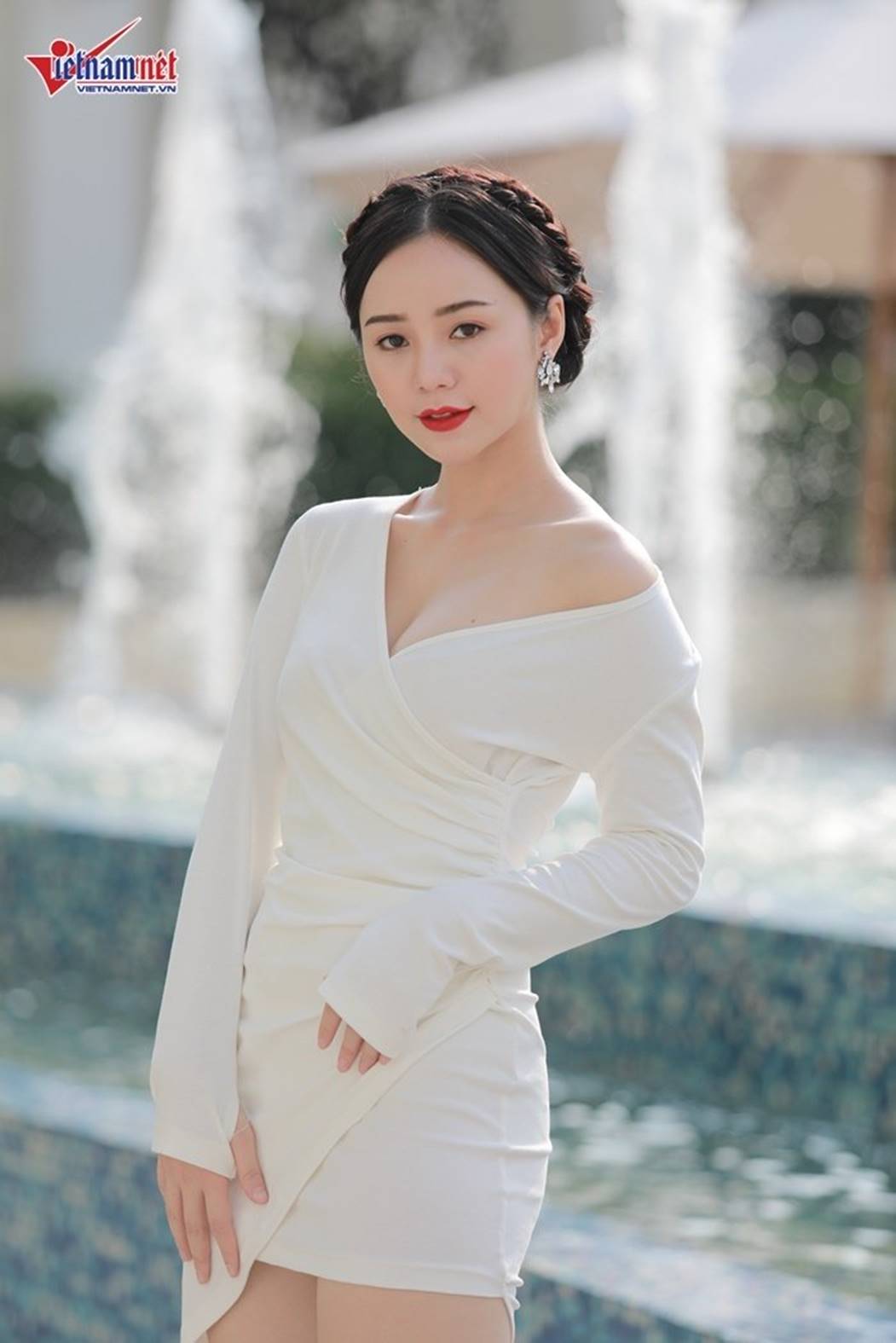 Gái quê bị ghét nhất Quỳnh búp bê thả dáng sexy bên hồ bơi-5