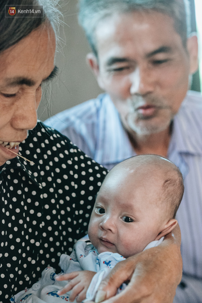 Cuộc sống của 2 đứa trẻ sau vụ cháy lớn ở Đê La Thành: Con chỉ biết pha sữa chứ không dám bế em, sợ em ngã-13