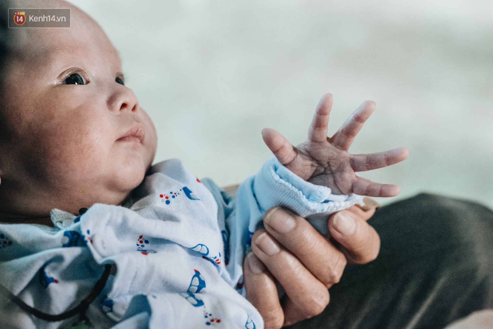 Cuộc sống của 2 đứa trẻ sau vụ cháy lớn ở Đê La Thành: Con chỉ biết pha sữa chứ không dám bế em, sợ em ngã-8