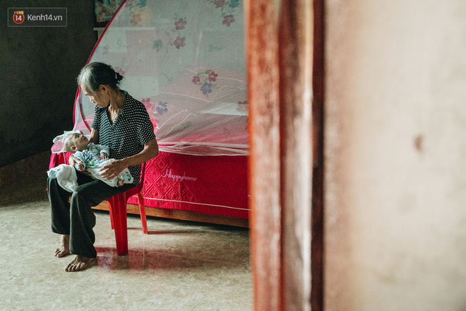 Cuộc sống của 2 đứa trẻ sau vụ cháy lớn ở Đê La Thành: Con chỉ biết pha sữa chứ không dám bế em, sợ em ngã-9