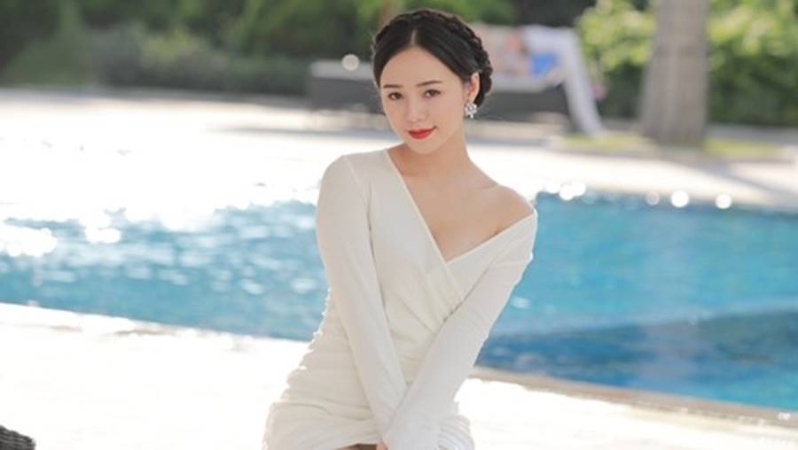 Gái quê bị ghét nhất Quỳnh búp bê thả dáng sexy bên hồ bơi-9