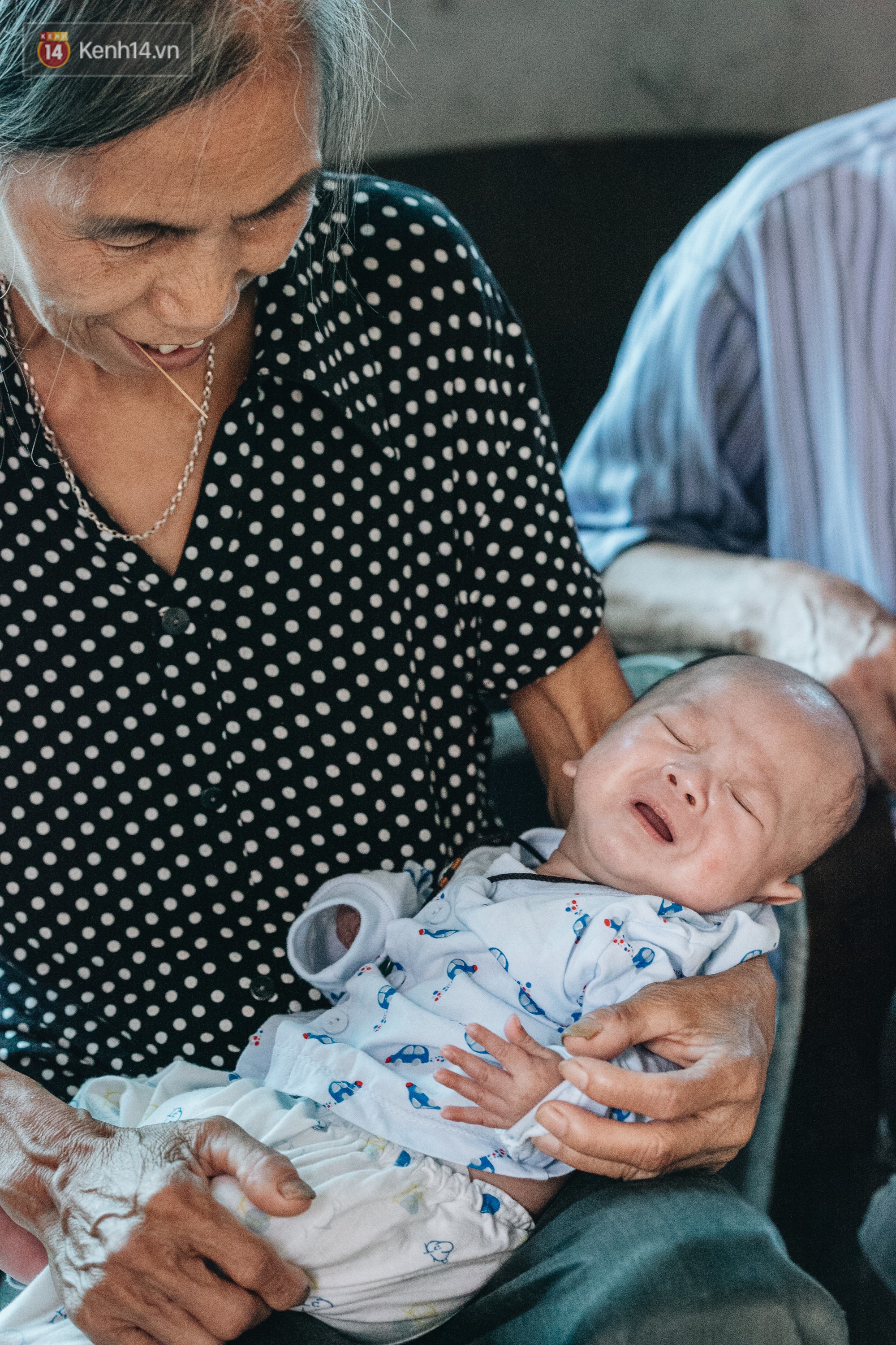 Cuộc sống của 2 đứa trẻ sau vụ cháy lớn ở Đê La Thành: Con chỉ biết pha sữa chứ không dám bế em, sợ em ngã-14