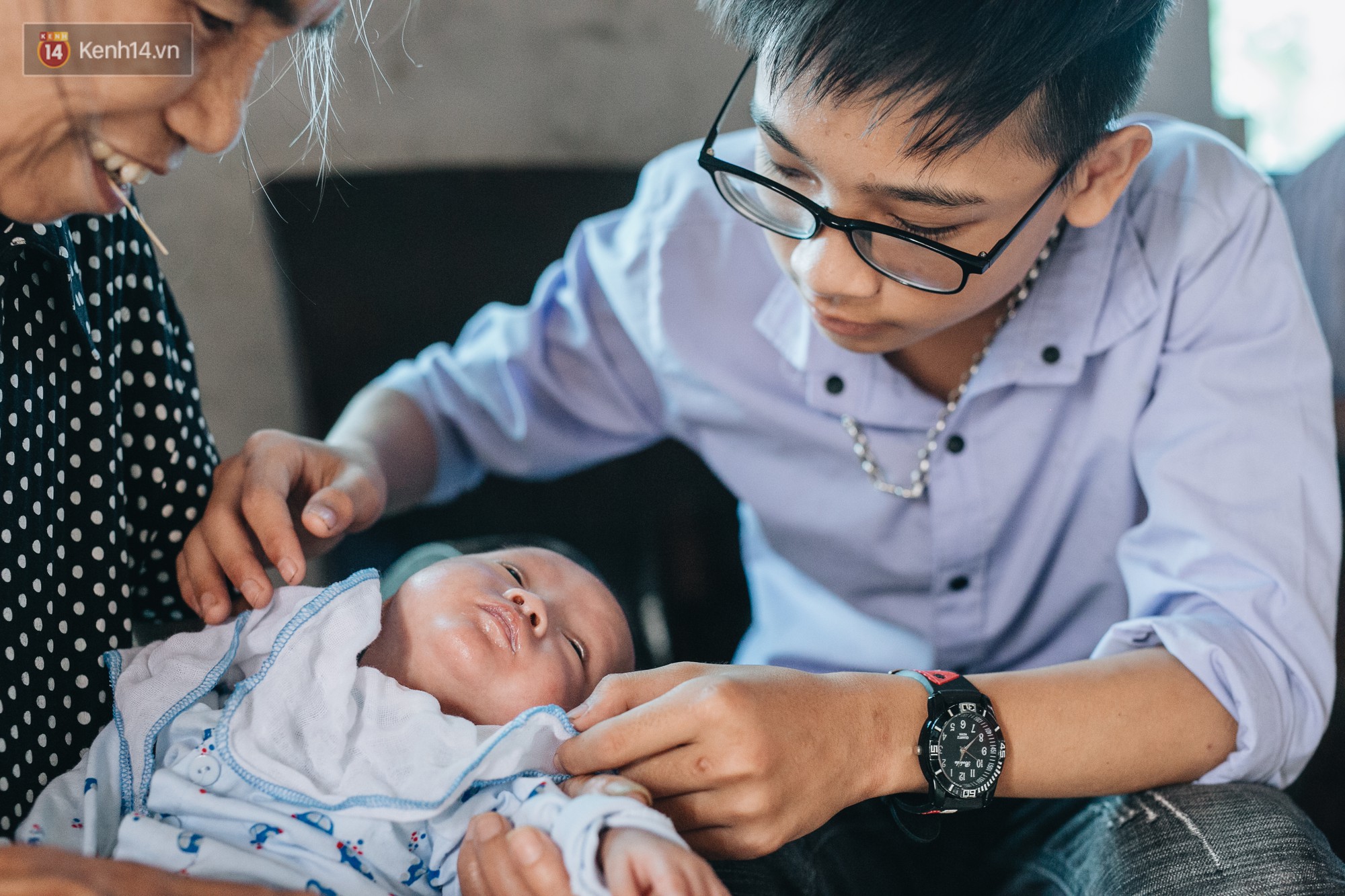 Cuộc sống của 2 đứa trẻ sau vụ cháy lớn ở Đê La Thành: Con chỉ biết pha sữa chứ không dám bế em, sợ em ngã-15