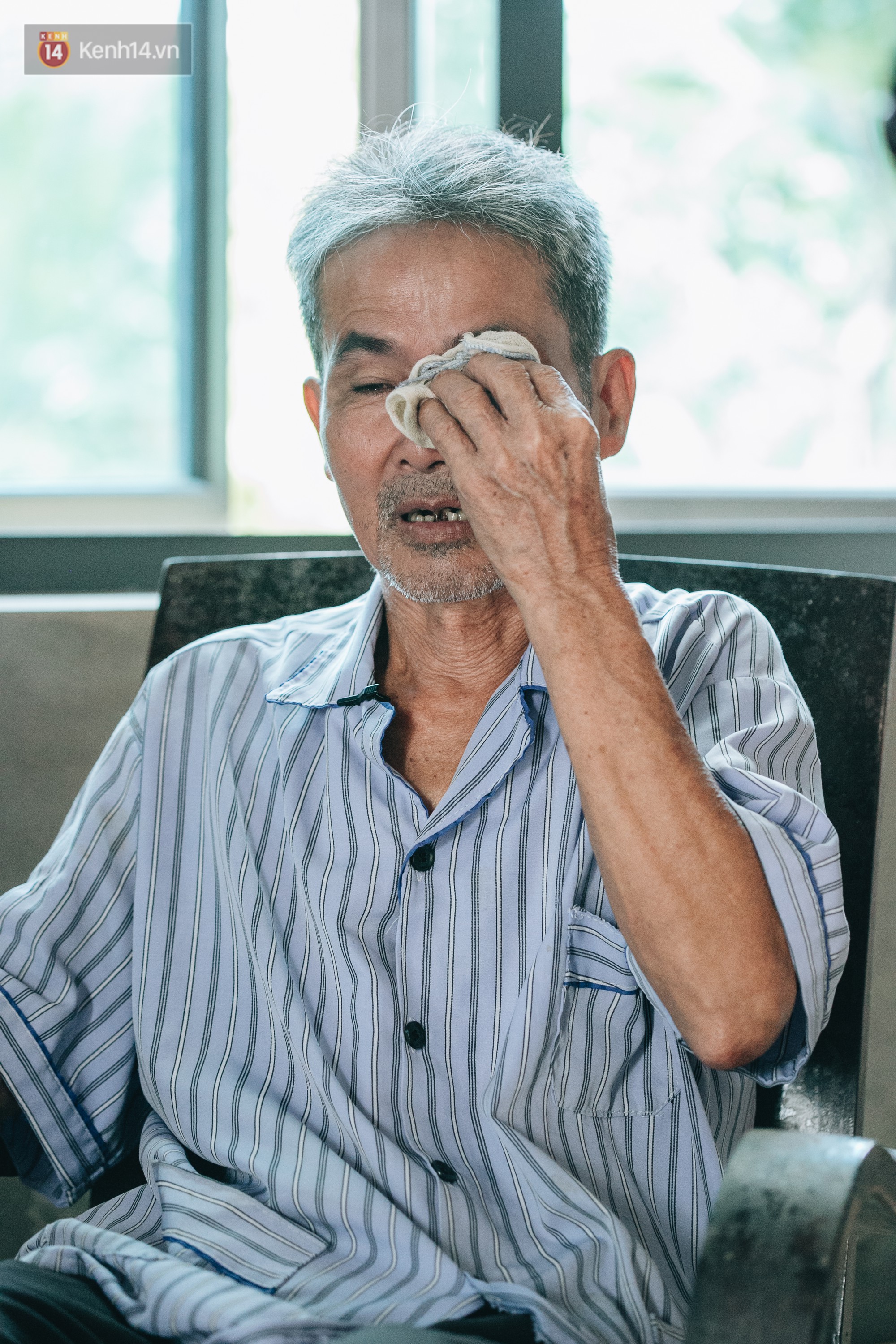 Cuộc sống của 2 đứa trẻ sau vụ cháy lớn ở Đê La Thành: Con chỉ biết pha sữa chứ không dám bế em, sợ em ngã-16