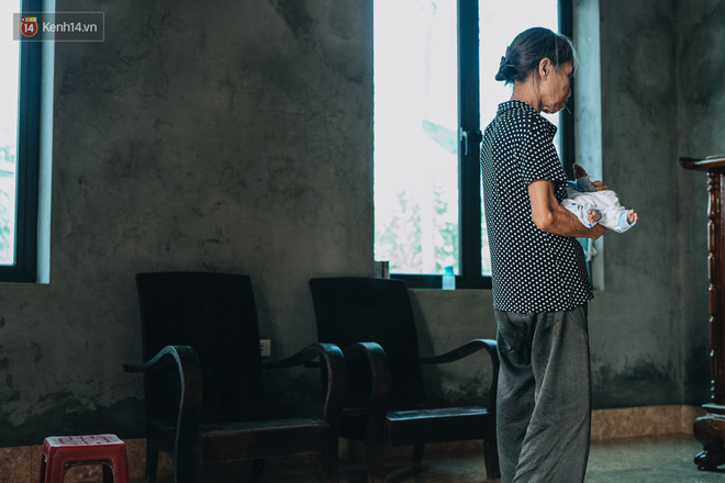 Cuộc sống của 2 đứa trẻ sau vụ cháy lớn ở Đê La Thành: Con chỉ biết pha sữa chứ không dám bế em, sợ em ngã-18