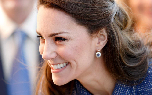 Công nương Kate chẳng bao giờ tiết lộ bí quyết dưỡng da nhưng stylist đã vô tình tiết lộ 5 sản phẩm cô sử dụng-1