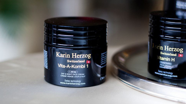 Công nương Kate chẳng bao giờ tiết lộ bí quyết dưỡng da nhưng stylist đã vô tình tiết lộ 5 sản phẩm cô sử dụng-3