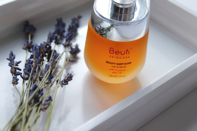 Công nương Kate chẳng bao giờ tiết lộ bí quyết dưỡng da nhưng stylist đã vô tình tiết lộ 5 sản phẩm cô sử dụng-5