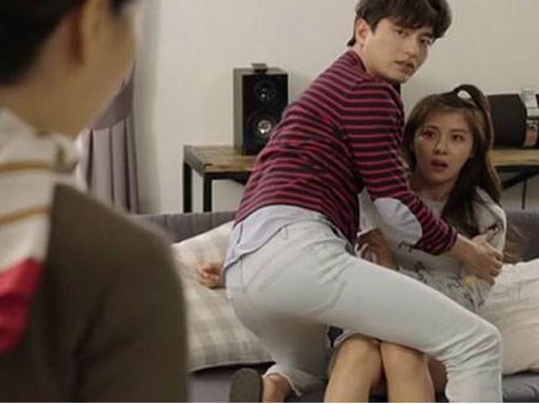 Đớn đau núp sau cánh cửa, nhìn chồng ôm lấy vợ cũ gạ: “Bọn mình sinh 1 đứa con đi”
