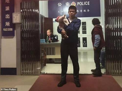 Thất vọng vì vợ đẻ con gái, người đàn ông Trung Quốc đem bán con khi mới 10 ngày tuổi-2