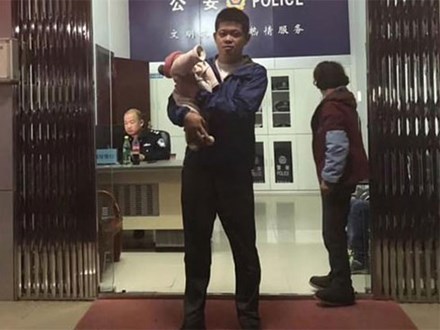 Thất vọng vì vợ đẻ con gái, người đàn ông Trung Quốc đem bán con khi mới 10 ngày tuổi