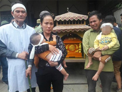 Cô giáo tử vong khi va chạm với xe hiệu trưởng: Quặn lòng cảnh con thơ bám bà đòi sữa