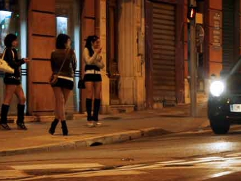 Sinh viên bán dâm để trả học phí, nhà trường ‘nhắm mắt làm ngơ’-3