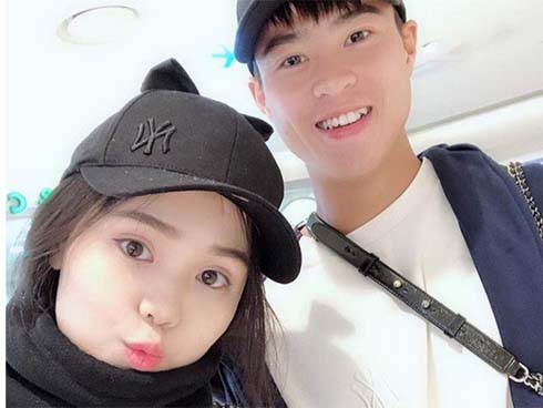 Xuân Trường ăn bánh mì, Văn Toàn khoe đồ hiệu tại sân bay Nội Bài-1