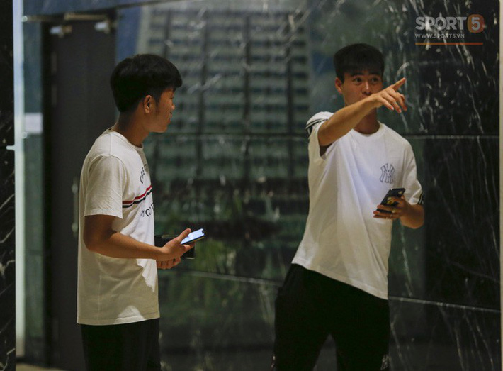 Duy Mạnh bỏ rơi Trường híp để ra sân bay đón bạn gái-2