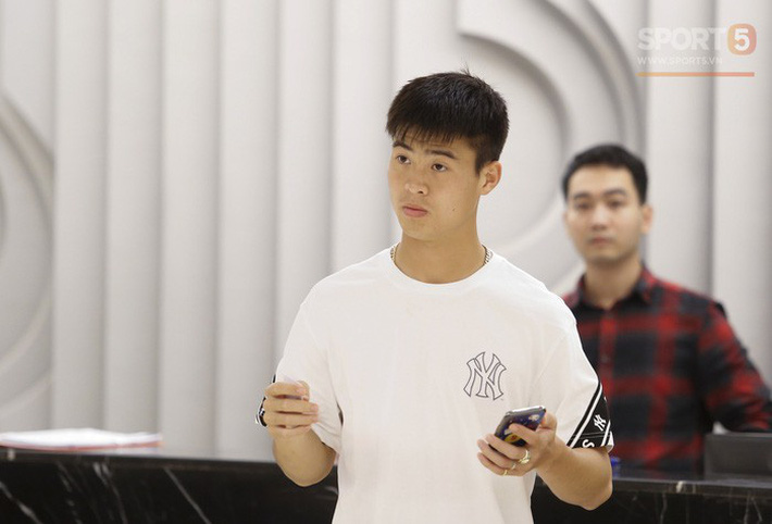 Duy Mạnh bỏ rơi Trường híp để ra sân bay đón bạn gái-5