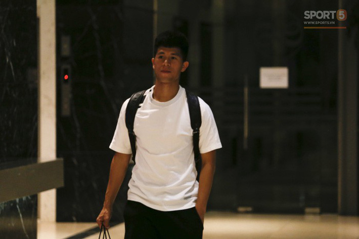 Duy Mạnh bỏ rơi Trường híp để ra sân bay đón bạn gái-8