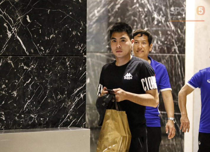 Duy Mạnh bỏ rơi Trường híp để ra sân bay đón bạn gái-9